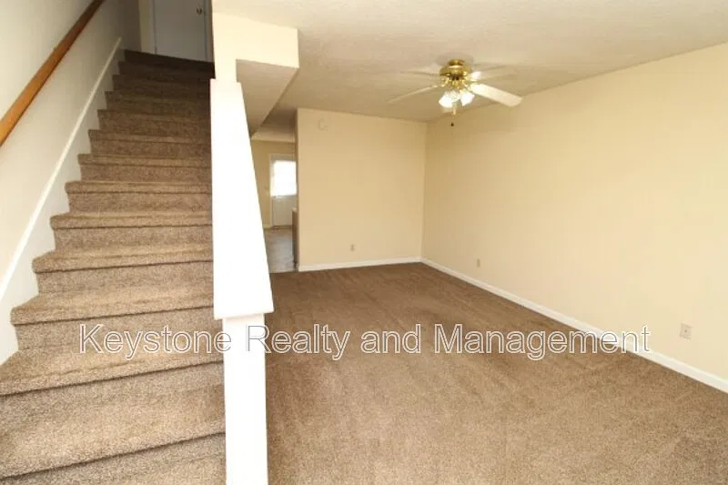 2 bed, 1.5 bath, 1040 sqft, $995 — Photo 2