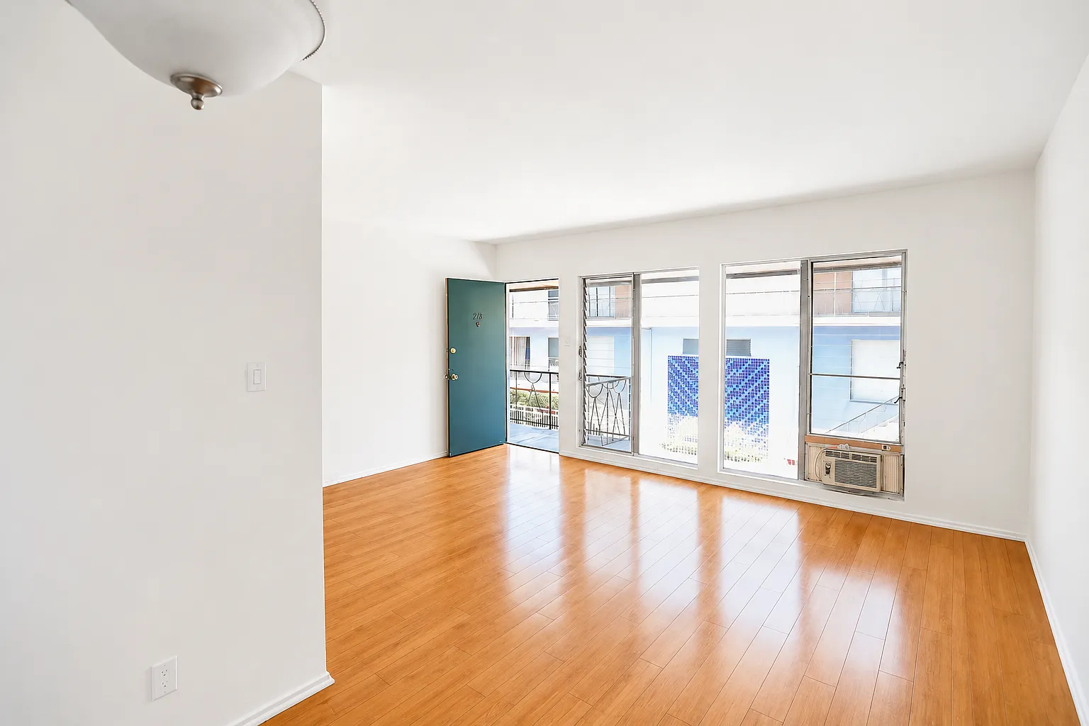 2 bed, 850 sqft, $2,800 — Photo 1