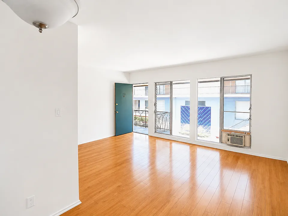 262 S Sycamore Ave #28