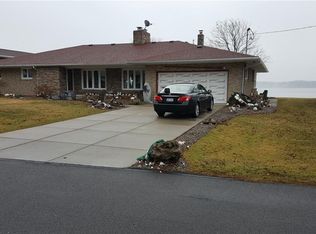 7711 W Rivershore Dr, Niagara Falls, NY 14304