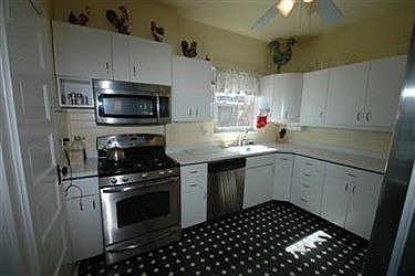 4th image of 1469 Grace Ave