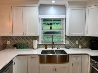 3933 Shakespeare Dr, Hickory, NC 28601