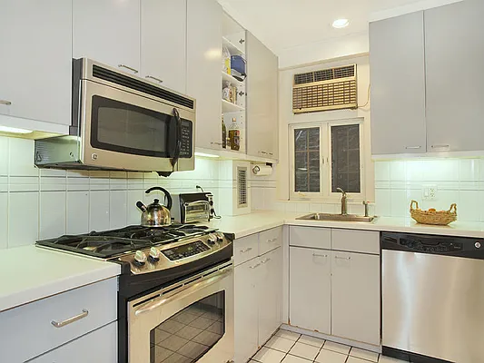 Sold by Sotheby's International Realty | media 18