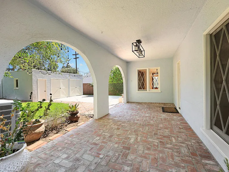 900 E Glenoaks Blvd — Photo 14