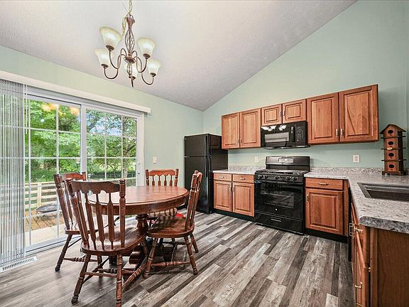 4th image of 906 Lilly Ct