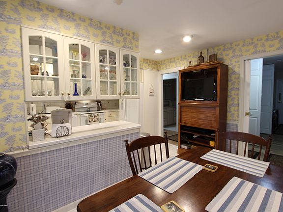 2nd image of 204B Huntington Dr
