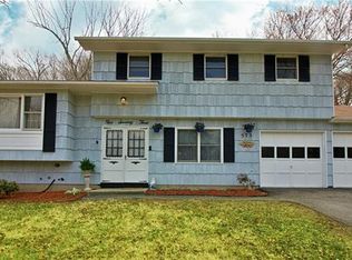573 W Brook Dr, Cortlandt Manor, NY 10567