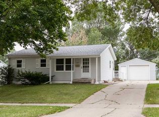 5925 Crestridge Ave SW, Cedar Rapids, IA 52404