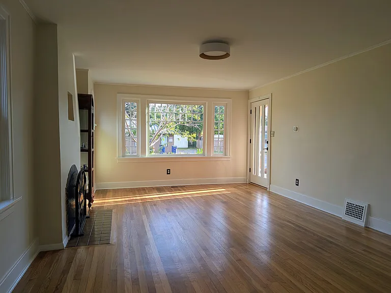 1102 E Maplewood Ave — Photo 5