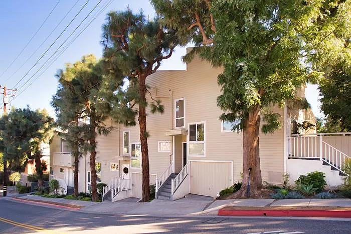 2 bed, 1.5 bath, 1010 sqft, $5,595 — Photo 1