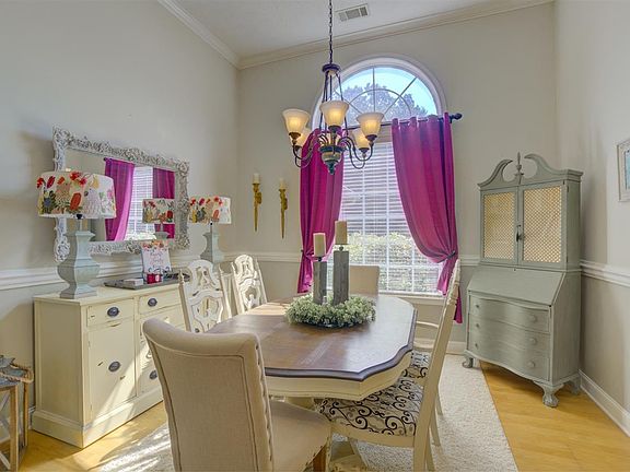 3rd image of 1084 Meadowbrook Dr