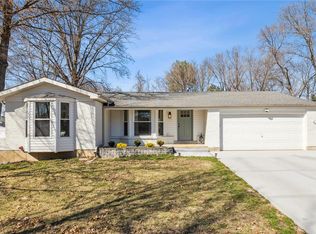 707 Rockridge Dr, Ballwin, MO 63021