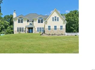 1 Cleeves Ct, New Windsor, NY 12553
