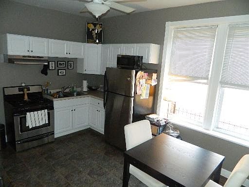 3rd image of 1143 N Rockwell St APT 1F