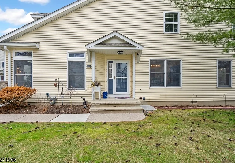 18 Pond Ridge Dr — Photo 2