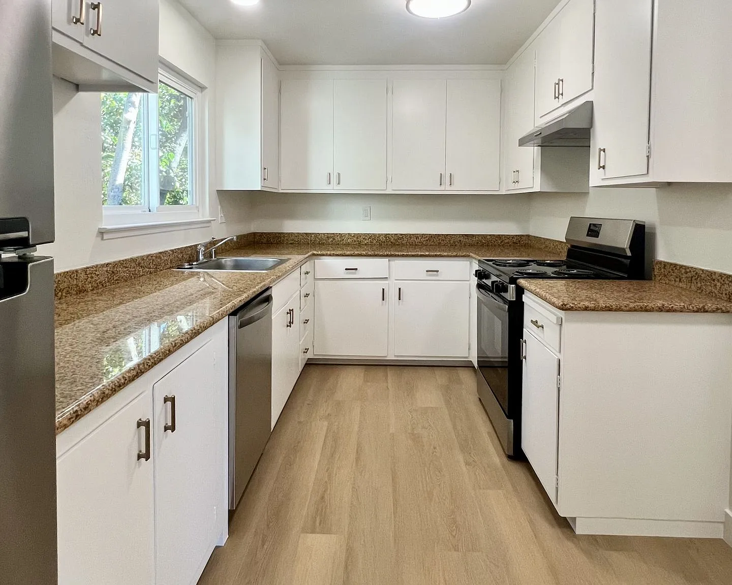 Redwood City: Updated 3 bed 2 Ba w/ Private Balcony, Laundry Hookups & Parking Included — Photo 1