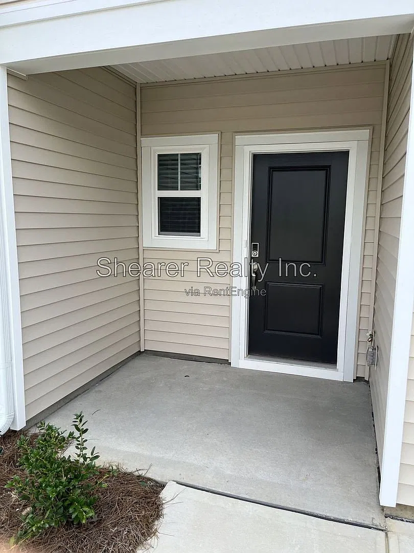 3 bed, 2.5 bath, 1400 sqft, $2,050 — Photo 2