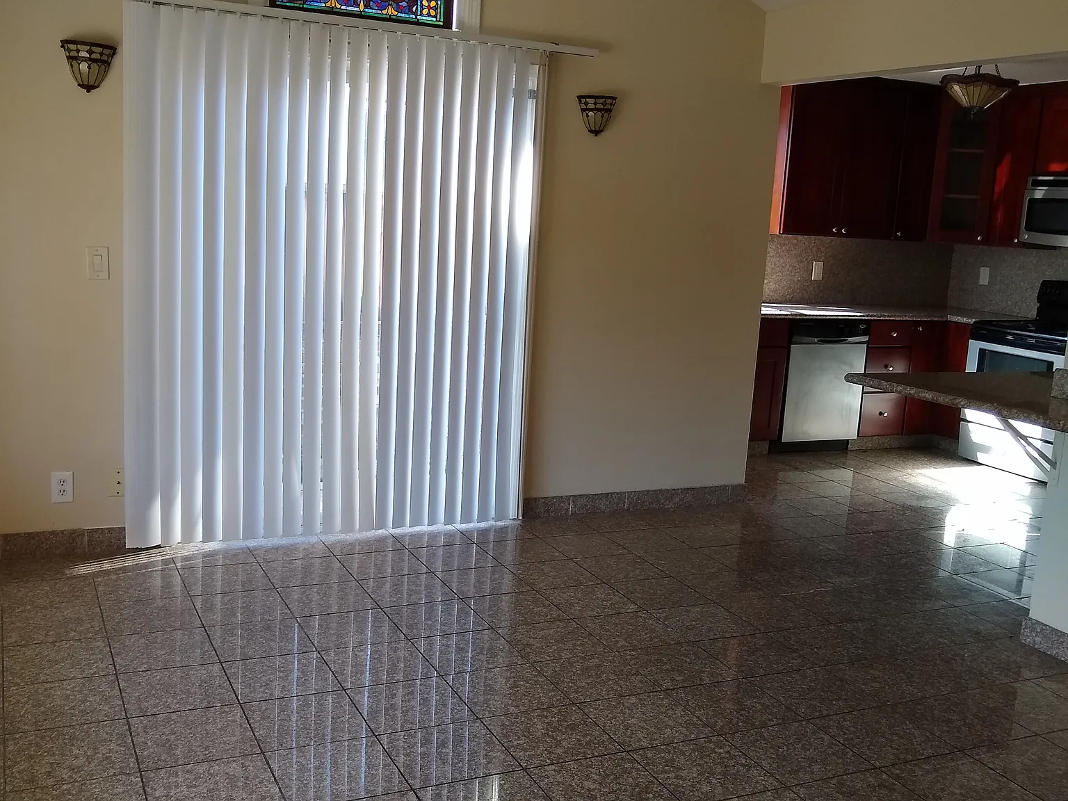4 bed, 2.0 bath, 1925 sqft, $4,995 — Photo 2