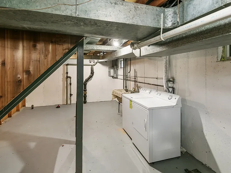 336 Leith Ave — Photo 38