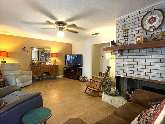 3rd image of 1213 Mockingbird St
