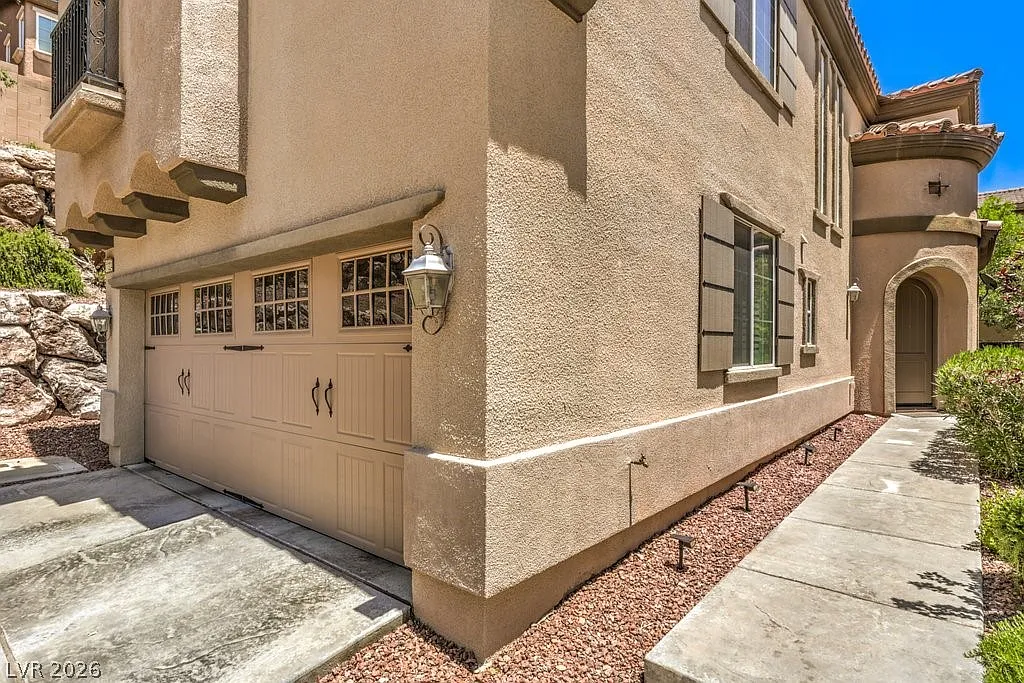3 bed, 2.5 bath, 1962 sqft, $2,800 — Photo 2