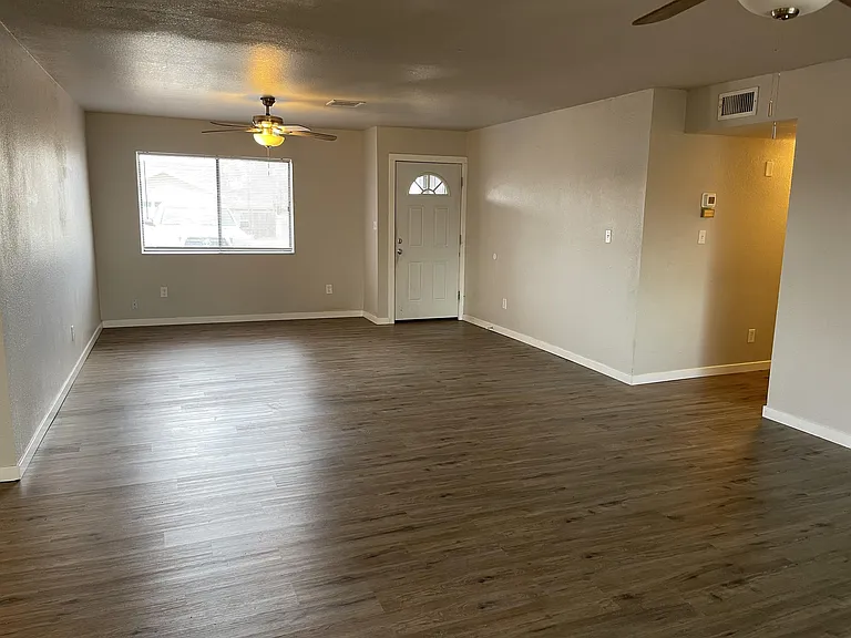 537 W Juniper St — Photo 8