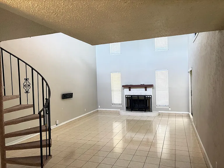 805 W Rochelle Rd — Photo 6