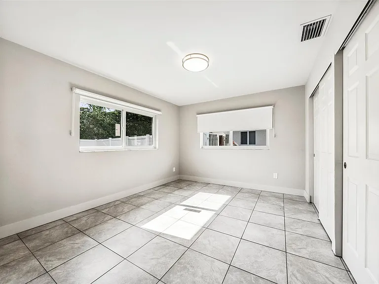 4800 NE 4th Ave — Photo 16