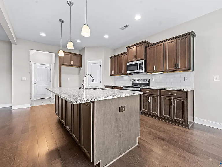 104 Erskin Parcus Dr — Photo 16