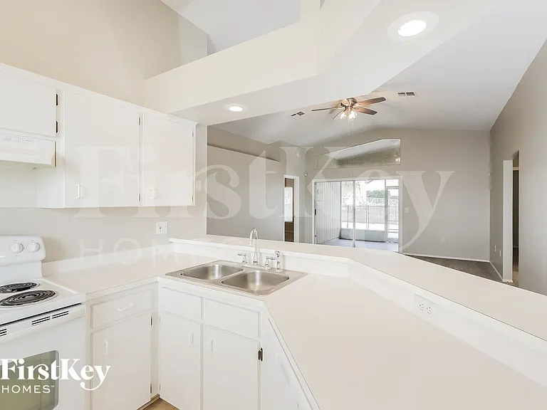 785 Hunt Dr — Photo 8