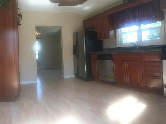 4th image of 513 S Adella St