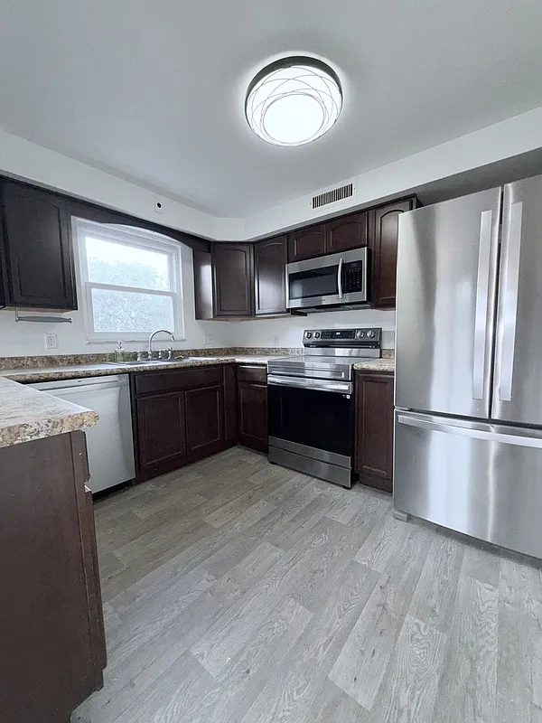 2 bed, 1.0 bath, 1500 sqft, $1,750 — Photo 4