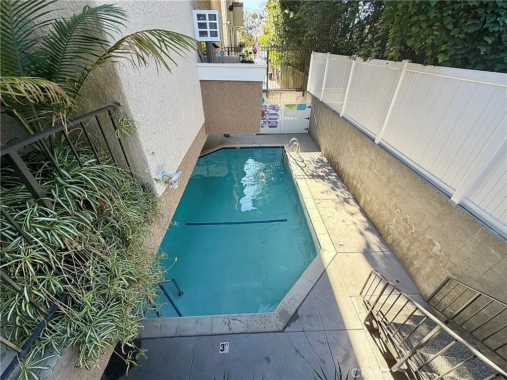 2 bed, 18616 sqft, $2,975 — Photo 2