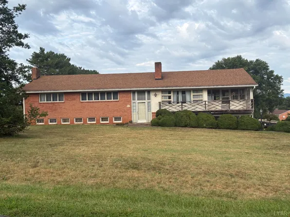 1729 Oakwood St, Bedford, VA 24523