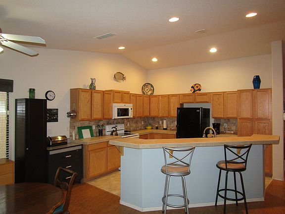 3rd image of 580 Holly St