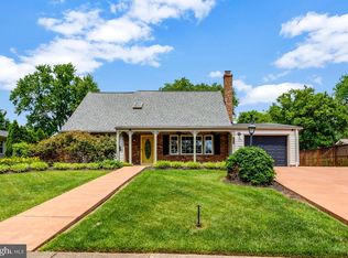 13224 Pearsall Ln, Fairfax, VA 22033