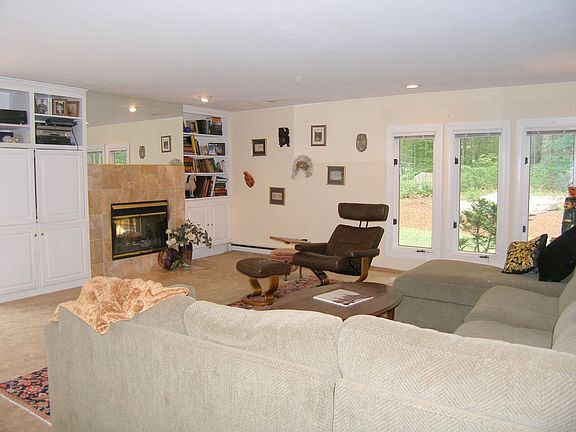 Family room w/fireplace