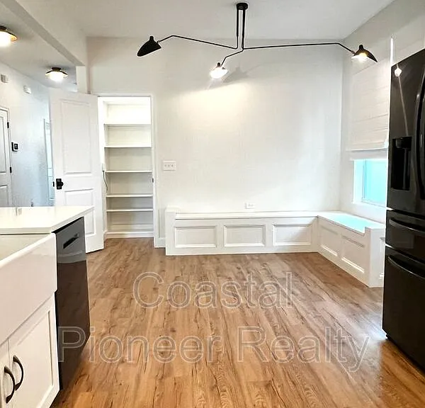 1738 W Spruce St — Photo 17