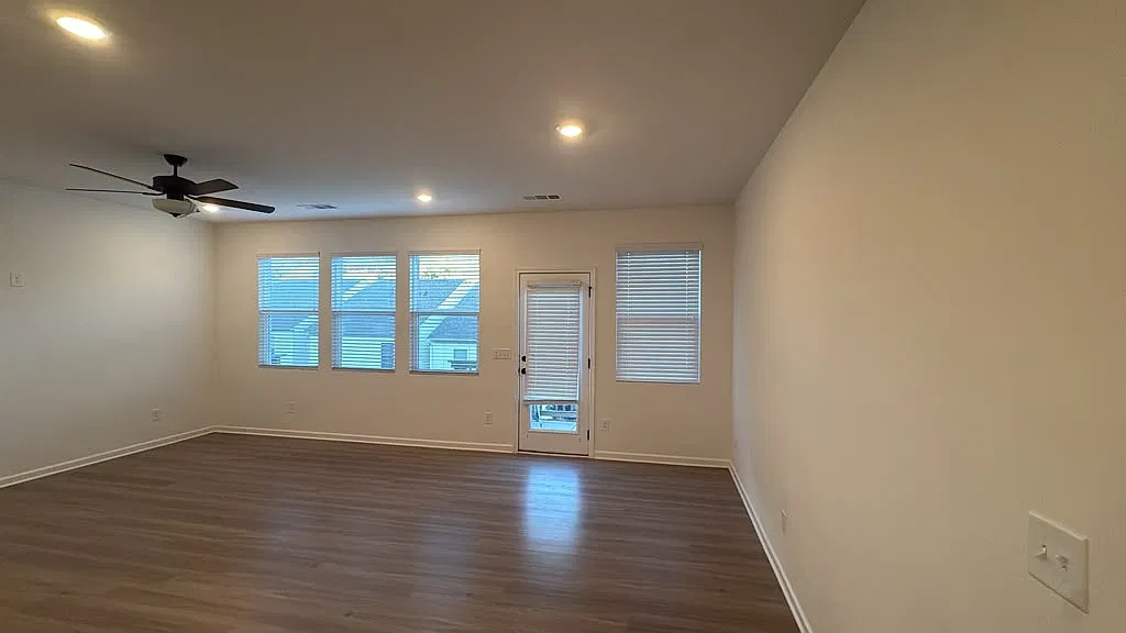 3 bed, 2.5 bath, 1800 sqft, $2,100 — Photo 2