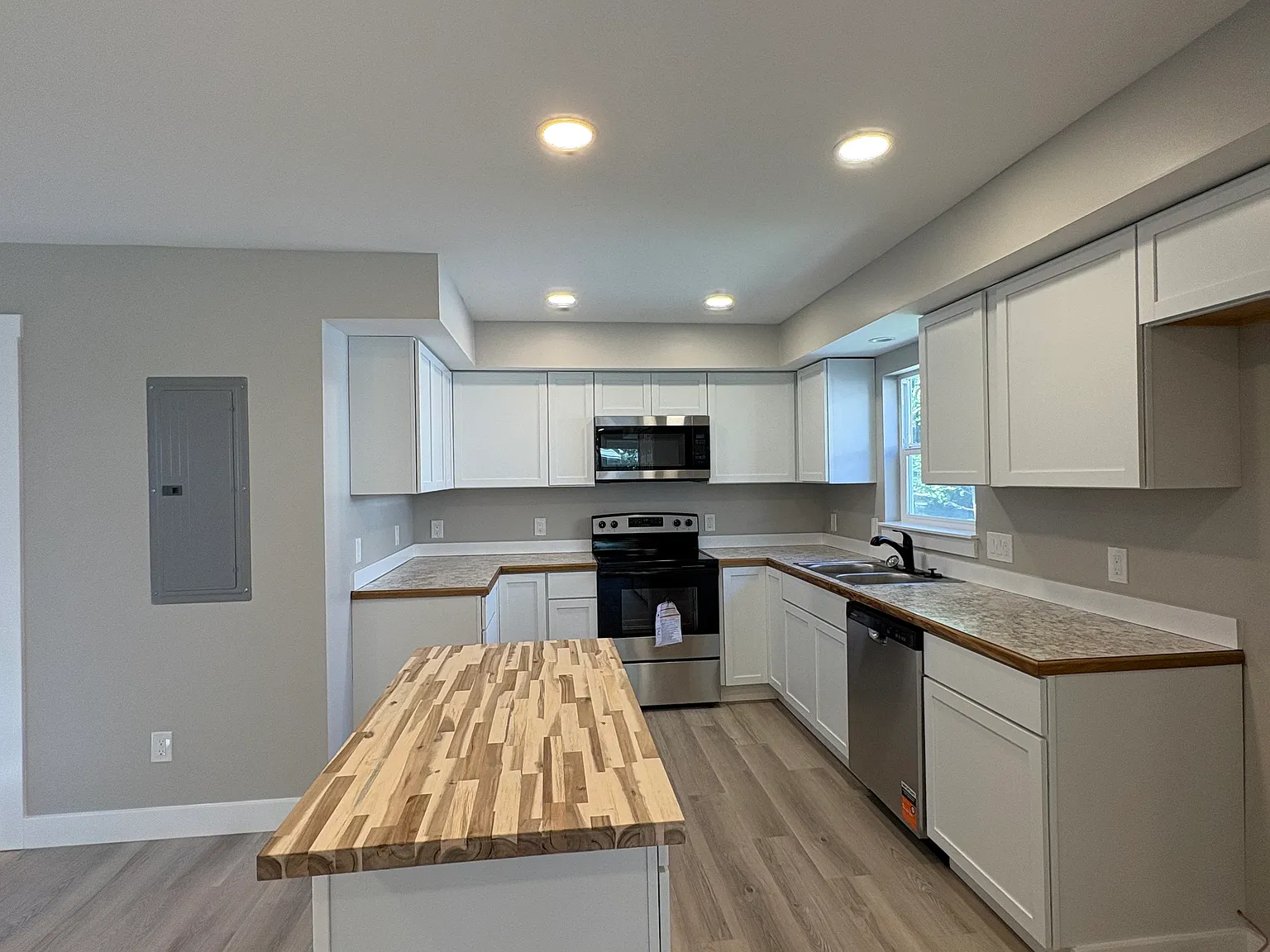 3 bed, 2.5 bath, 1440 sqft, $1,627 — Photo 3