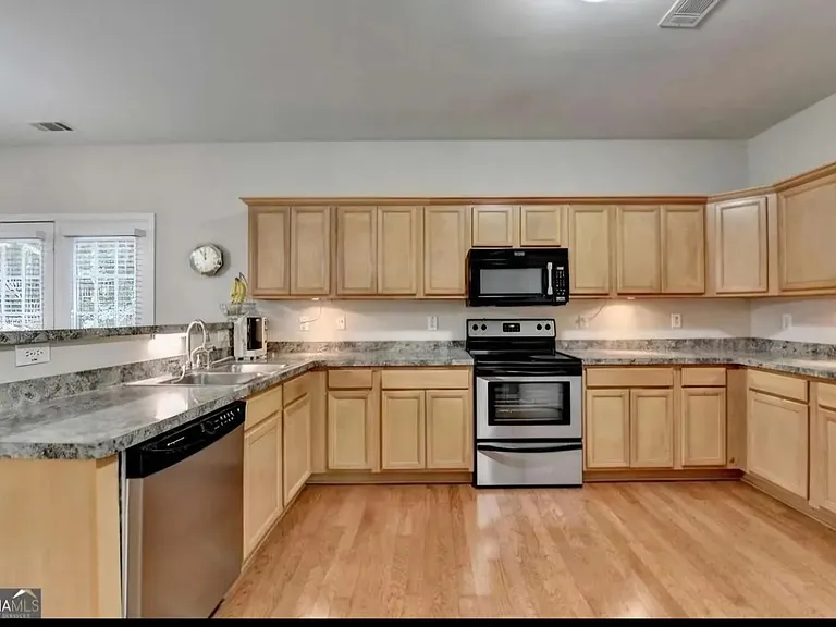 2749 Suttonwood Way — Photo 3
