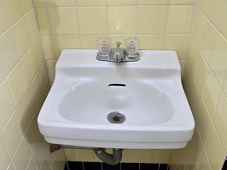 Bathroom sink (retro)