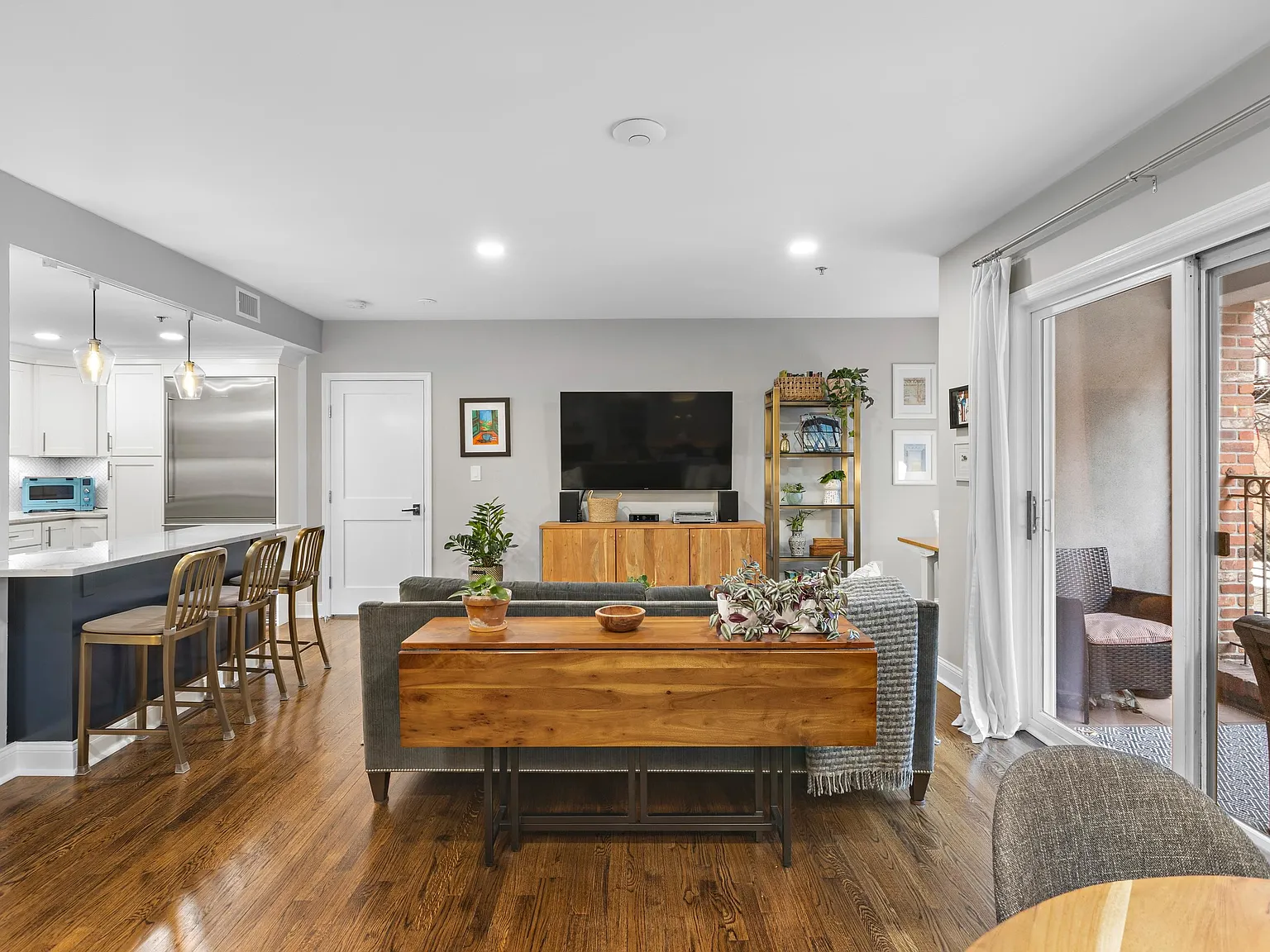 2 bed, 2.0 bath, 1310 sqft, $5,195 — Photo 3