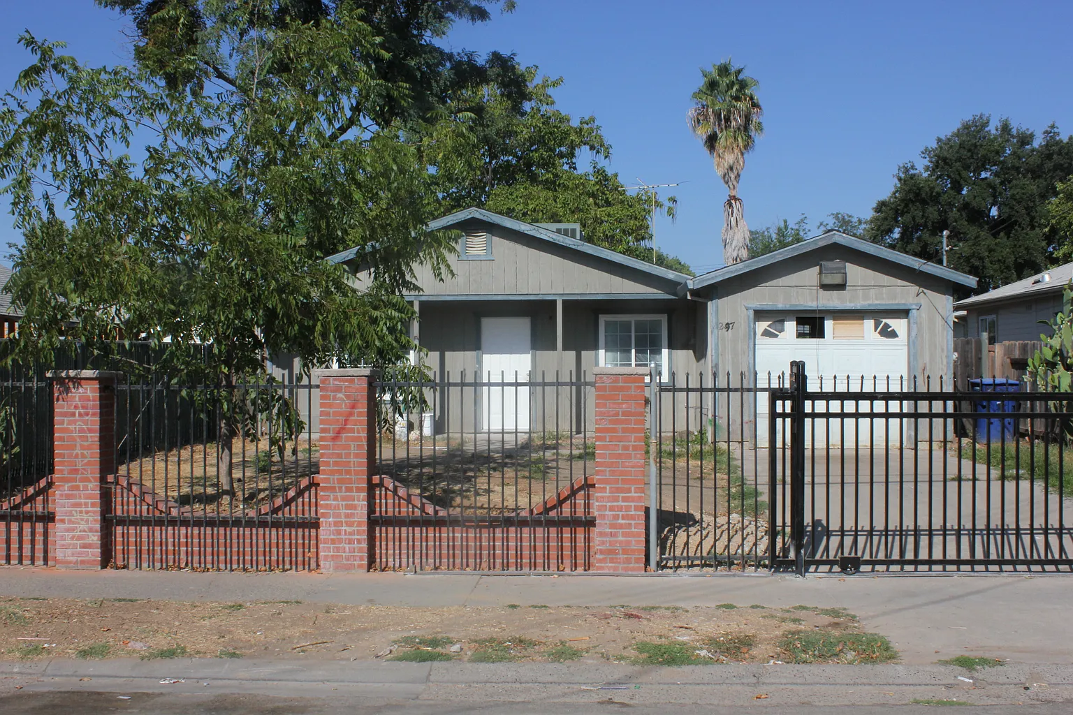 2579 Beaumont St photo 1