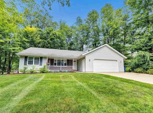 1790 Ives Ln, Suamico, WI 54173