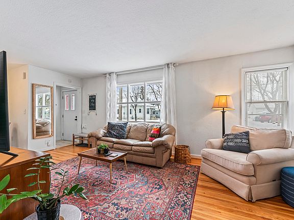 4th image of 917 3rd St NE