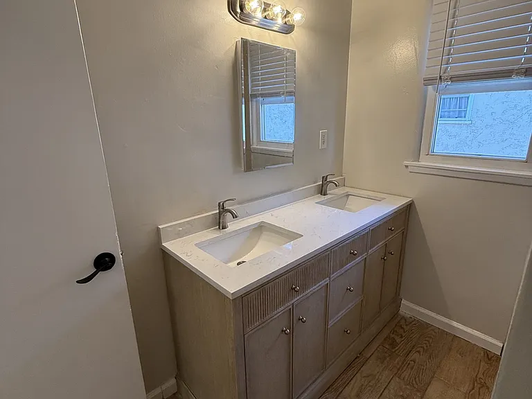 716 E Carson St #4 — Photo 1