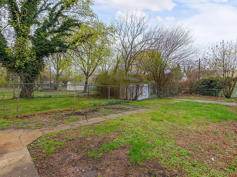 221 Wesley St — Photo 11