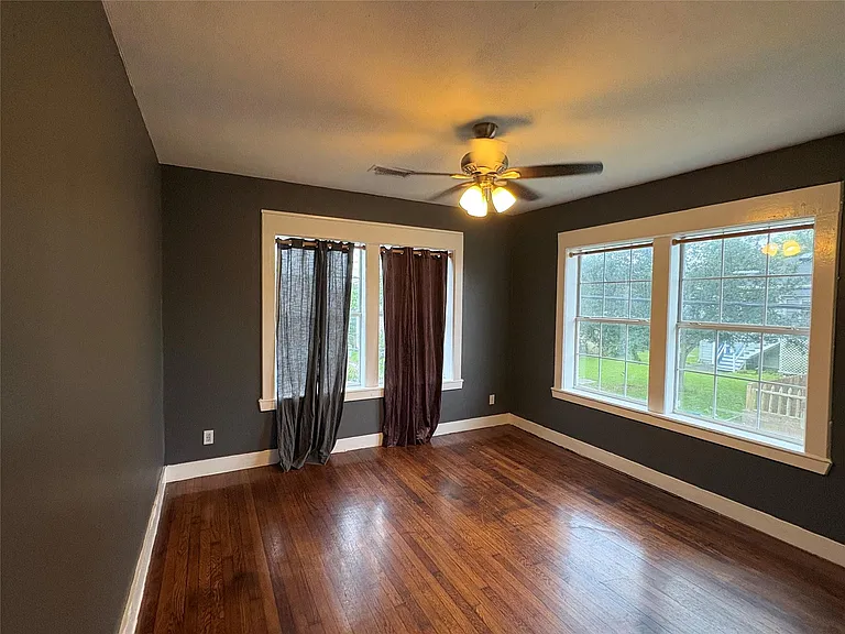 4817 Avenue Q 1/2 — Photo 11