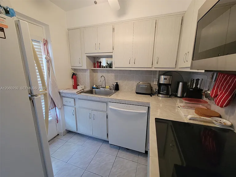220 Kings Point Dr #606 — Photo 10